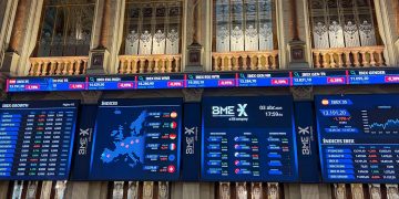 Bolsas europeas caen un 3% por entrada en vigor de aranceles del 20% de EE.UU. a productos de la UE