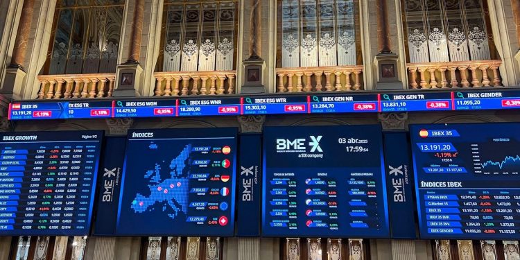 Bolsas europeas caen un 3% por entrada en vigor de aranceles del 20% de EE.UU. a productos de la UE