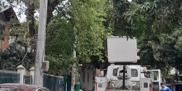 Instalación de postes en el barrio El Bosque de Barranquilla este viernes 4 de abril