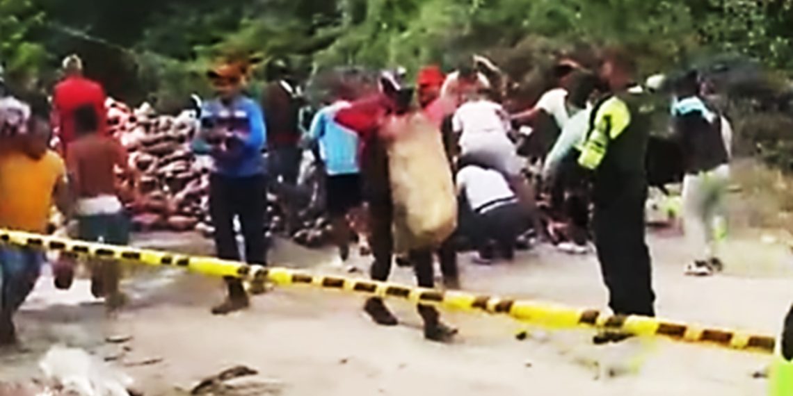 Comunidad saqueó tractomula accidentada cargada de gaseosas, entre Ciénaga y Tasajera