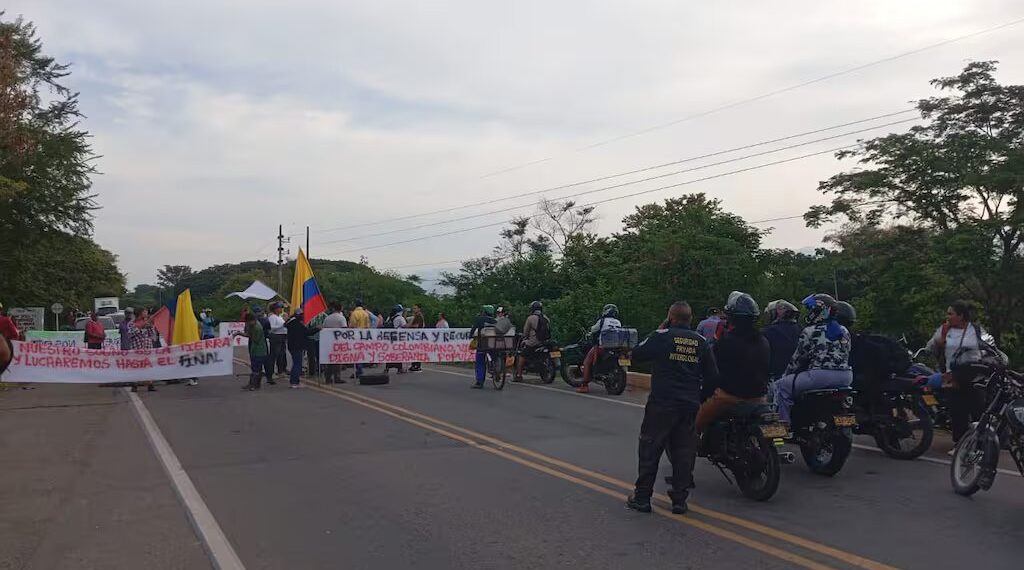 Campesinos de Codazzi reclaman tierras prometidas por la ANT y bloquean vía nacional