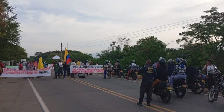 Campesinos de Codazzi reclaman tierras prometidas por la ANT y bloquean vía nacional