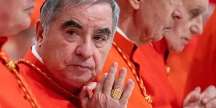 Cardenal Becciu, condenado por corrupción, no participaría en el cónclave