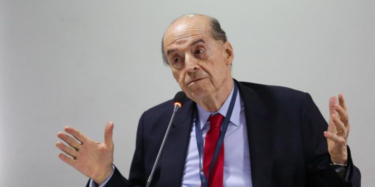 Álvaro Leyva cuestiona los efectos del alcohol y los estupefacientes en los líderes del país