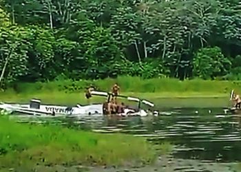 Helicóptero cayó a un lago en Malagana, Bolívar: un tripulante habría muerto