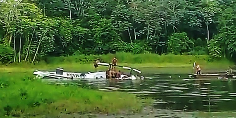 Helicóptero cayó a un lago en Malagana, Bolívar: un tripulante habría muerto