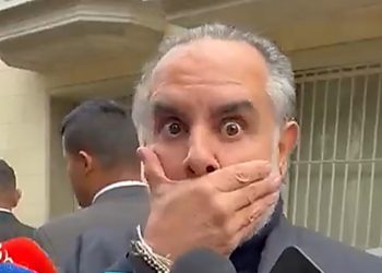 Benedetti se cubre la boca y deja que el silencio hable por él