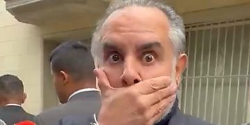 Benedetti se cubre la boca y deja que el silencio hable por él