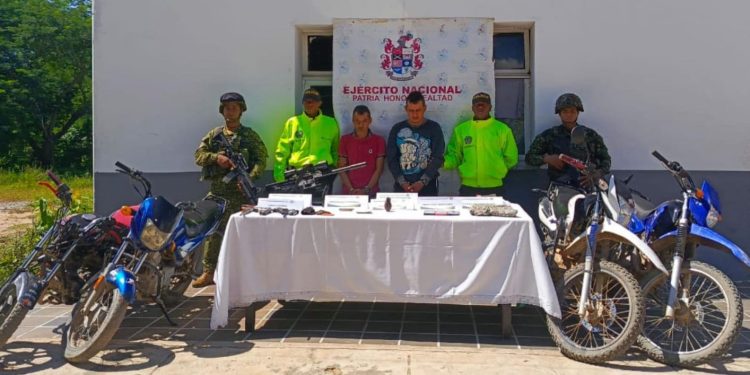 Capturados tres sujetos de las AGC con cargamento de uso privativo de las Fuerzas Militares