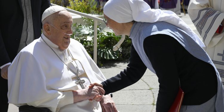 Después de dos semanas, Papa Francisco reapareció ante los fieles