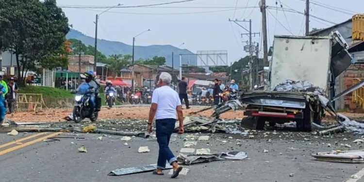 Atentado con carro bomba en Cauca deja al menos un muerto y más de 20 heridos