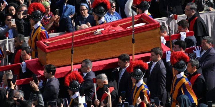 Último adiós al Papa Francisco en una jornada de recogimiento
