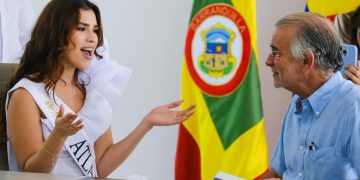 Gobernador Eduardo Verano impone banda a Meryann Rodríguez, representante del Atlántico al Miss Supranacional Colombia