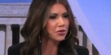 Secretaria de Seguridad de EE. UU. afirma que Petro defendió a miembros del Tren de Aragua