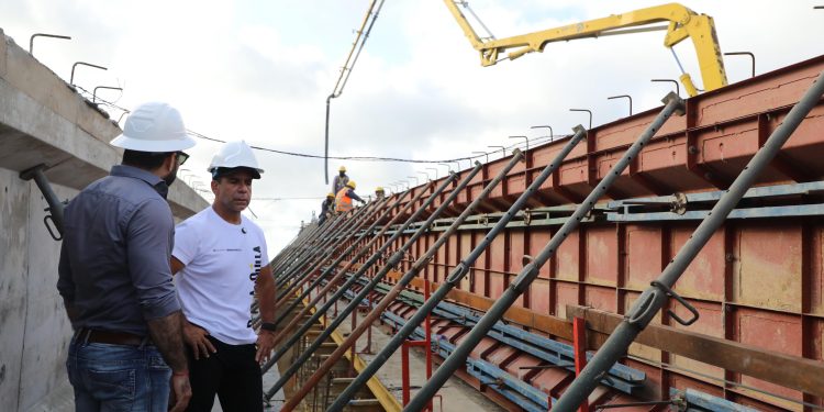 Intercambiador vial de Alameda avanza a buen ritmo: alcalde Char durante inspección a la obra