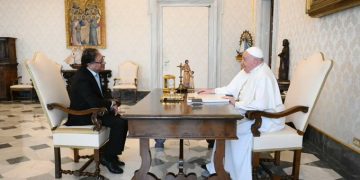 Petro cambia de parecer y confirma asistencia al sepelio del Papa Francisco