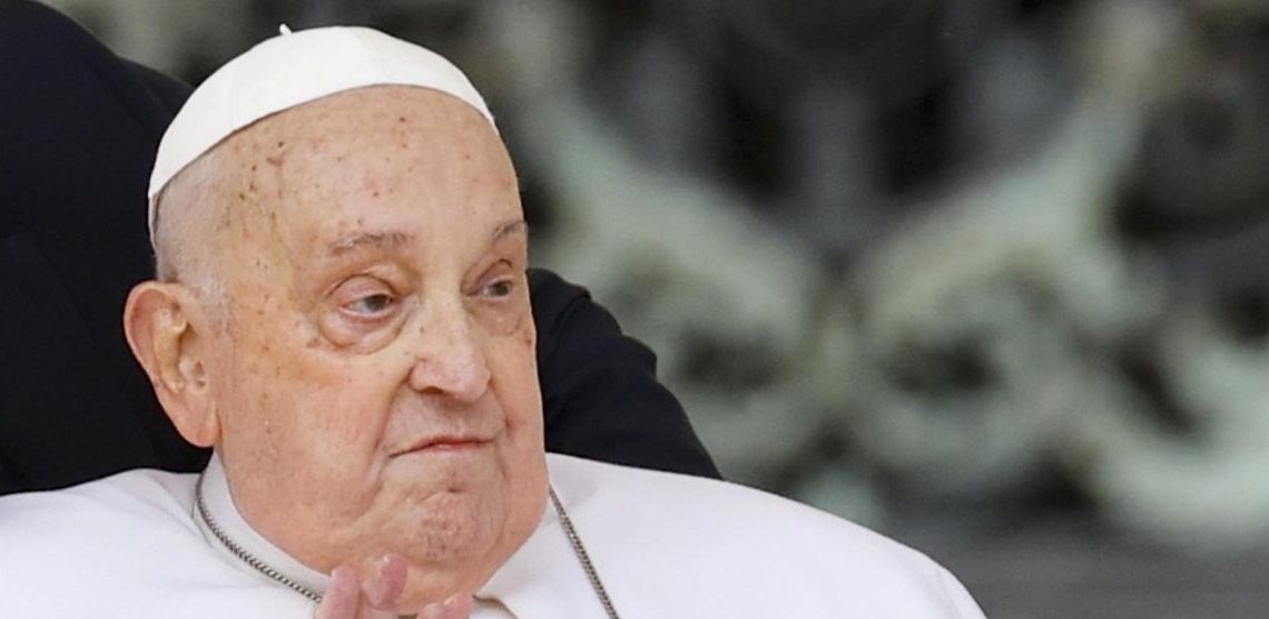 El Papa Francisco al término de la misa del Domingo de Ramos, apareció en la plaza de San Pedro para saludar a los fieles 
