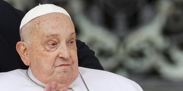 El Papa Francisco al término de la misa del Domingo de Ramos, apareció en la plaza de San Pedro para saludar a los fieles