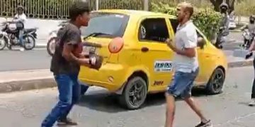 Pelea entre limpiavidrios y taxista en plena calle, sacude las calles de Santa Marta
