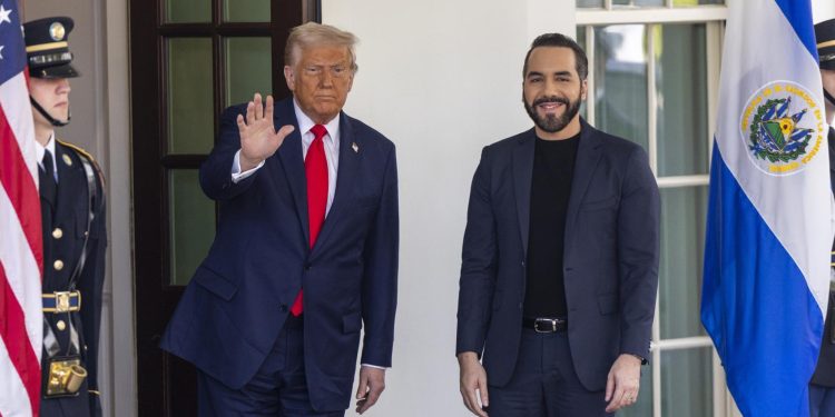 Trump agradece a Bukele por aceptar y detener a migrantes expulsados de EE.UU.