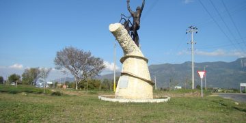 Estatua de ‘Lucho’ Herrera es intervenida en Fusagasugá y exciclista confronta a manifestantes