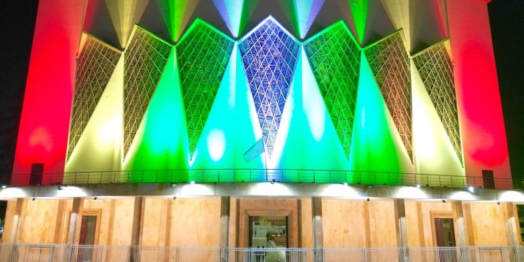 Los colores de Barranquilla engalanan la Catedral y la Intendencia Fluvial por los 212 años