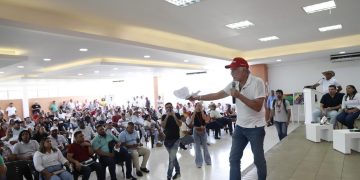 Gobernador Eduardo Verano socializa diseños del Malecón del Bicentenario y casa de la cultura en Suan 