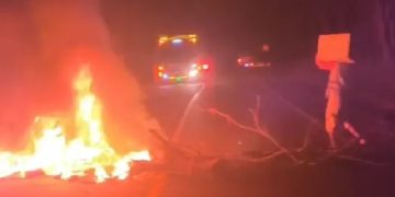 Chimichagua se levanta: comunidad bloquea vía por deficiente servicio de energía de Afinia