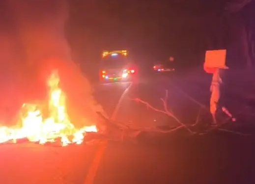 Chimichagua se levanta: comunidad bloquea vía por deficiente servicio de energía de Afinia