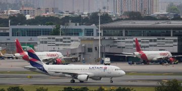 Retrasos en 45 vuelos hacia Bogotá por condiciones meteorológicas