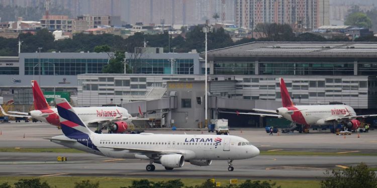 Retrasos en 45 vuelos hacia Bogotá por condiciones meteorológicas