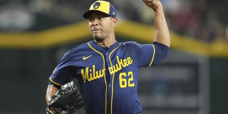 “Ganarles a todos los equipos de Grandes Ligas es algo único”: José Quintana tras su debut triunfal con Milwaukee