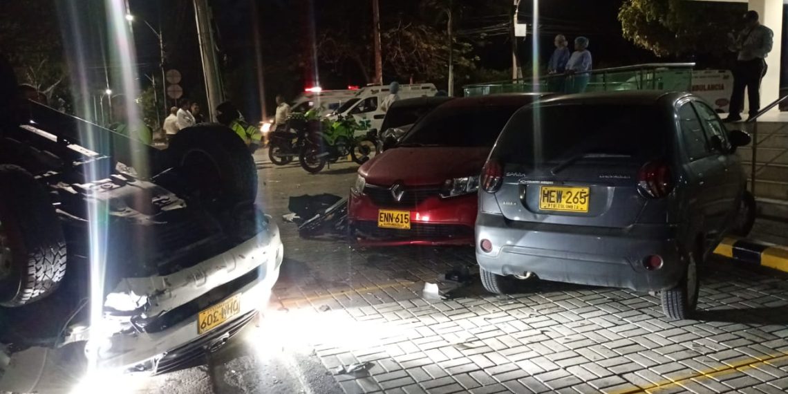 Conductor pierde el control del volante e impacta varios vehículos en Barranquilla; varios lesionados