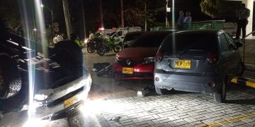 Conductor pierde el control del volante e impacta varios vehículos en Barranquilla; varios lesionados