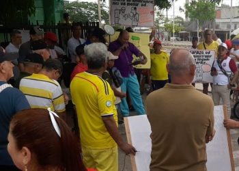 “Nos estamos muriendo esperando”: Veteranos y usuarios protestan por crisis en atención médica en la Clínica de la Policía