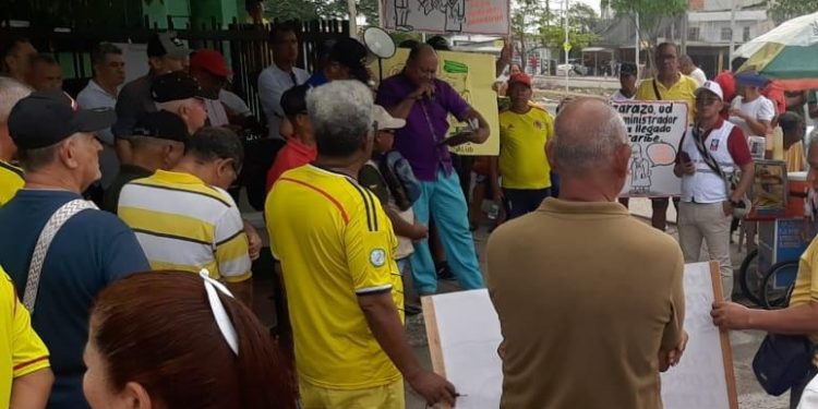 “Nos estamos muriendo esperando”: Veteranos y usuarios protestan por crisis en atención médica en la Clínica de la Policía