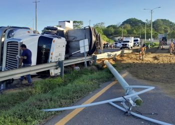 Volqueta se volcó en la Troncal de Occidente y causó caos vial entre Turbaco y Arjona