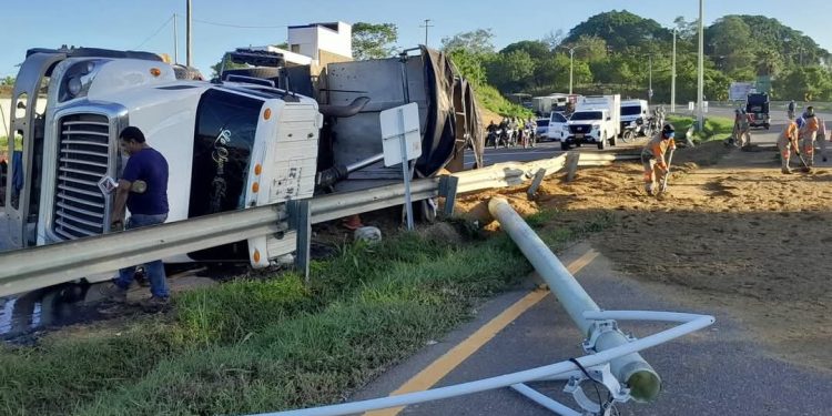 Volqueta se volcó en la Troncal de Occidente y causó caos vial entre Turbaco y Arjona