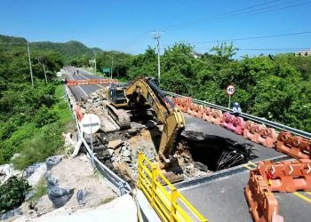 Avanzan obras de recuperación en la vía al Mar a la altura del puente Juan de Acosta