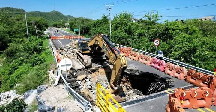 Avanzan obras de recuperación en la vía al Mar a la altura del puente Juan de Acosta