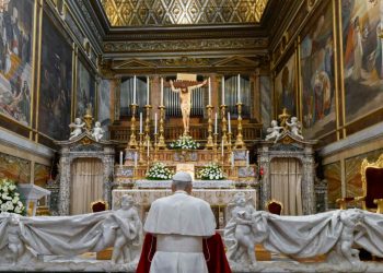 León XIV inicia su pontificado con emotiva visita a la tumba de Francisco y santuario mariano