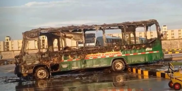 Bus quedó incinerado en parqueadero de Coolitoral, vía Granabastos – Soledad