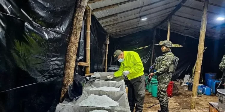Ejército incauta más de 2.572 kilos de clorhidrato de cocaína en un laboratorio del Clan del Golfo en Antioquia