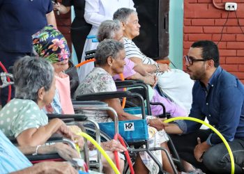 El Gobierno social de Eduardo Verano le cumple a los abuelos: destina $1.800 millones para fortalecer su atención