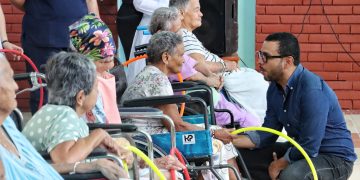 El Gobierno social de Eduardo Verano le cumple a los abuelos: destina $1.800 millones para fortalecer su atención