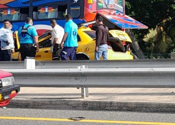 Grave accidente en la Vía al Mar: varios heridos tras choque entre bus y taxi cerca del Colegio Altamira
