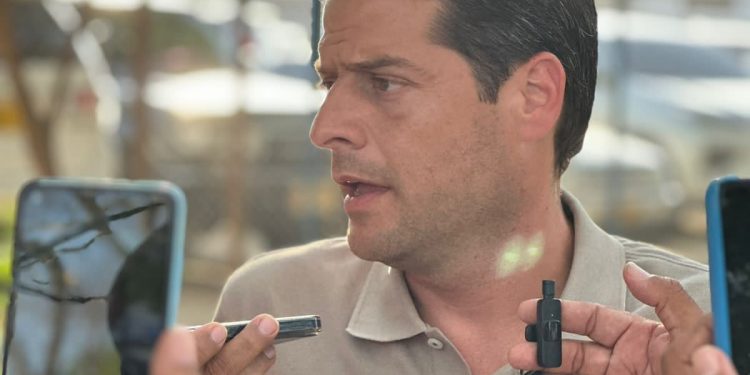 “La prioridad del Gobierno no es construir país, es hacer politiquería”: senador Mauricio Gómez