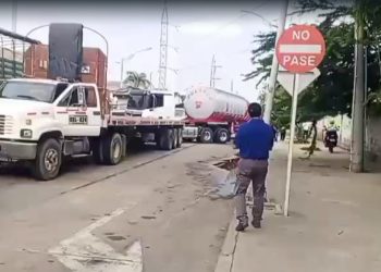 Protesta de trabajadores de la DIAN bloquea operaciones en la Sociedad Portuaria de Barranquilla