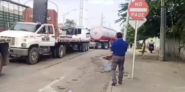 Protesta de trabajadores de la DIAN bloquea operaciones en la Sociedad Portuaria de Barranquilla