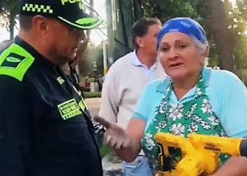 Valiente vendedora ambulante enfrenta a encapuchados y apaga barricadas en el barrio Verbenal, Bogotá